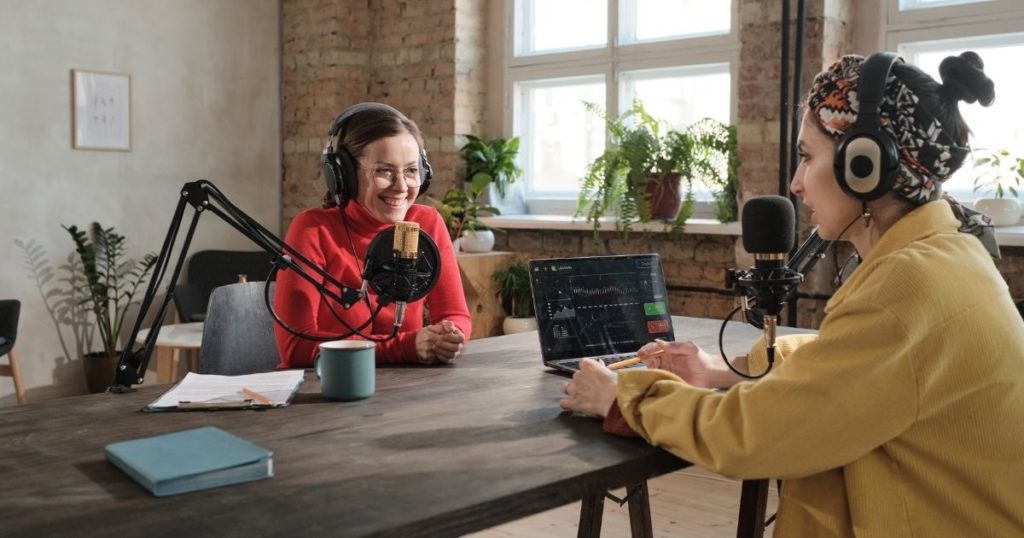 iki kadın podcast yaparak online işlerini tanıtıyorlar.