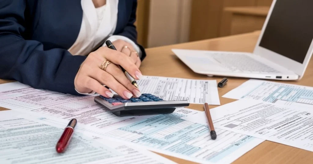 Ne kadar gelir vergisi ödemeniz gerektiğini bilmeniz için öncelikle içinde bulunduğunuz yılın gelir vergisi dilimleri ve oranlarını bilmeniz gerekiyor.