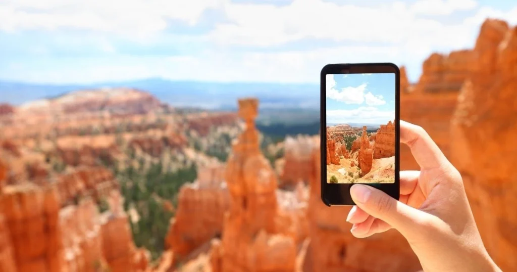 Google Lens kullanmak için şu adımları izleyebilirsiniz:
Google Lens uygulamasını telefonunuzda açın. Eğer uygulama yoksa, Google Play Store veya App Store'dan indirebilirsiniz.
